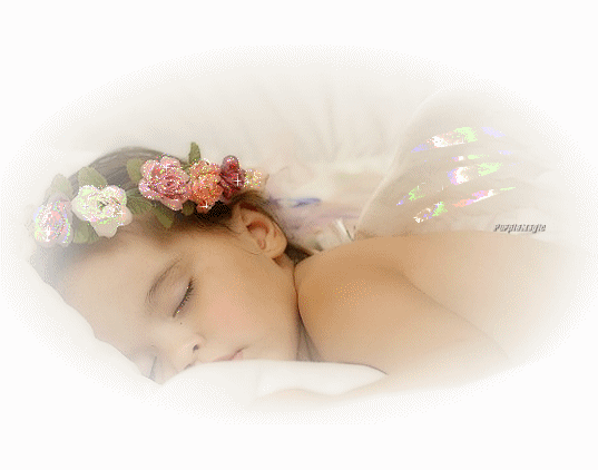 Маленькая девочка ангелочек спит в постели