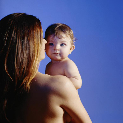 Фото молодой мамы с малышом на руках