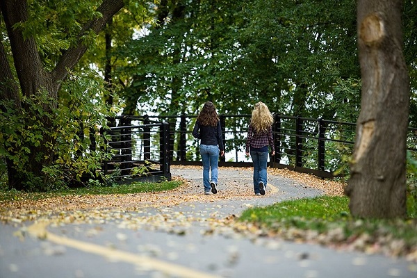 Две девушки на прогулке в парке